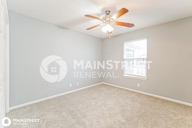 Building Photo - 1020 Carlisle Dr, Raymore, MO 64083