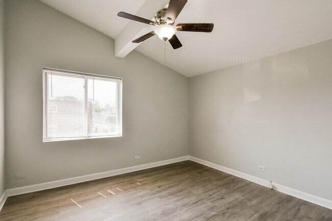 Building Photo - 17 N Hillside Ave