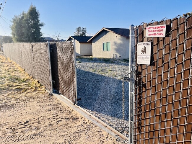 Building Photo - Gorgeous 3 bd, 2.5 ba on 1 acre