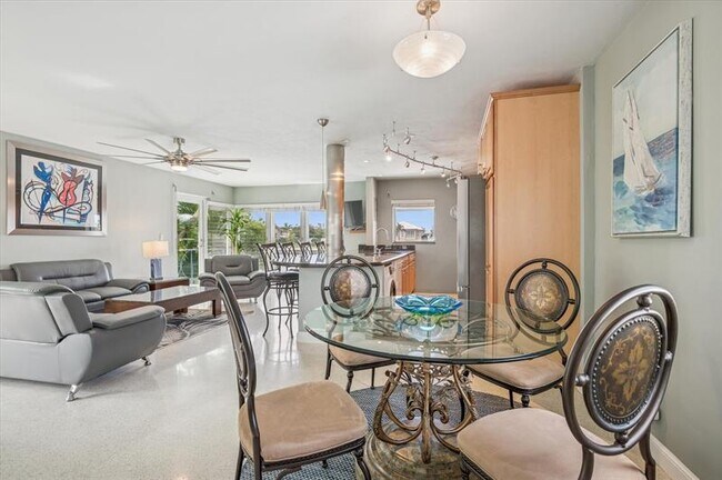 Building Photo - 561 Bayshore Dr