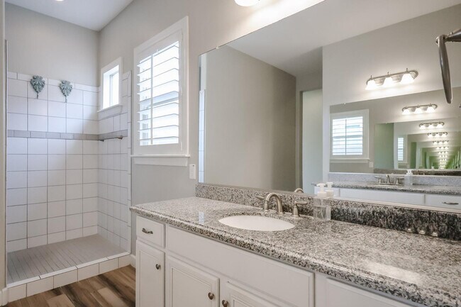 Building Photo - 1424 E Pedro Rd