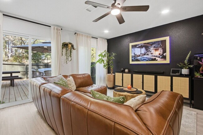 Building Photo - 1004 E Red Cedar Cir