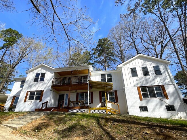 Building Photo - Big and Beautiful House with attached 1br ...