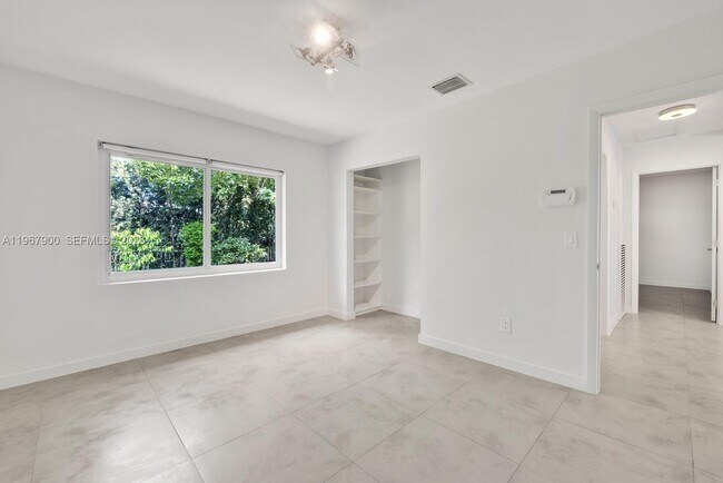 Building Photo - 801 NE 118th St