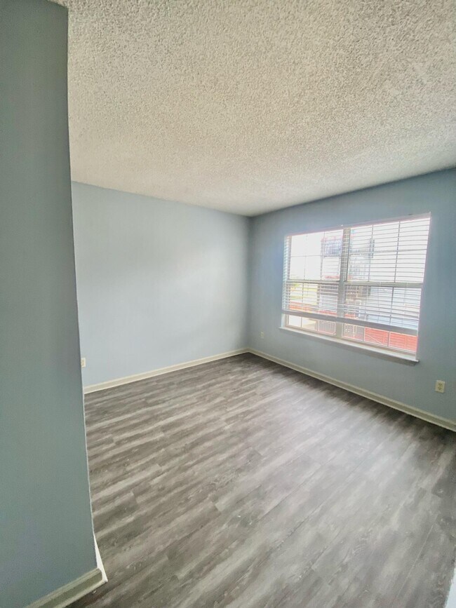 Building Photo - 1351 Bayville Ct