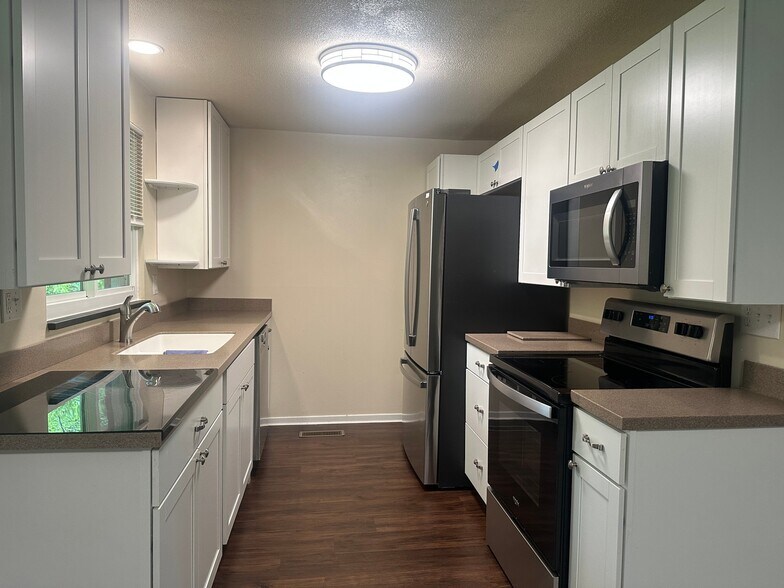 Building Photo - 4055 Royal Oak Dr