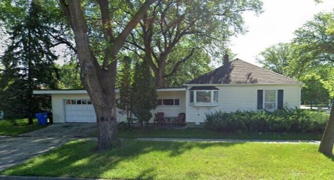 Building Photo - 5 Bed 2 Bath Home Near NDSU!