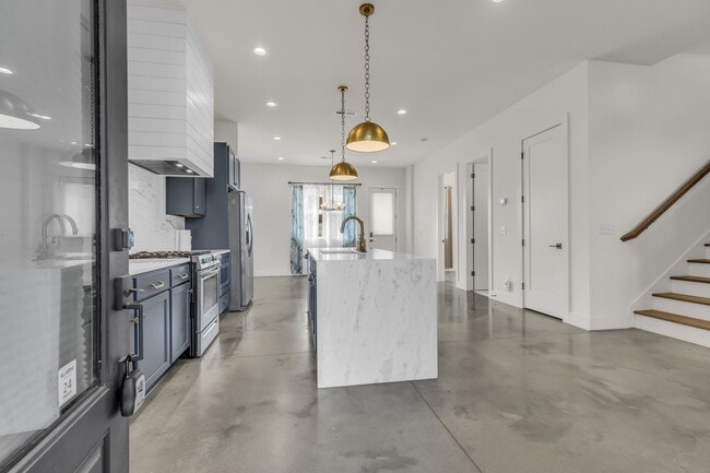 Building Photo - 715 32nd Ave N