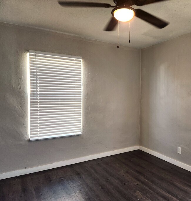 Building Photo - FABULOUS 2 BEDROOMS AND 1 BATHROOM FOR LEASE