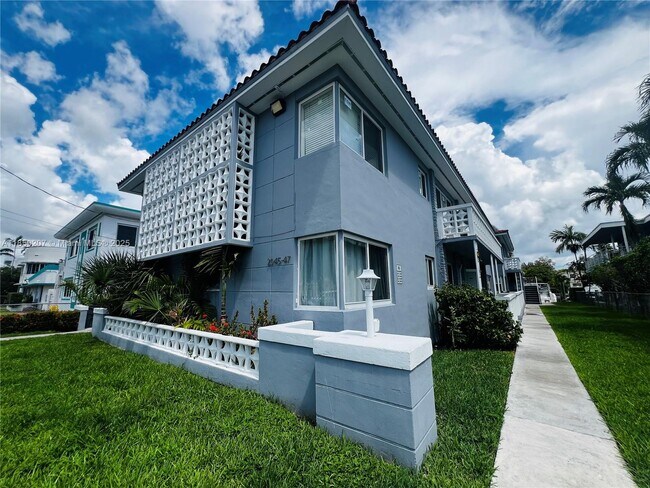 Building Photo - 2045 Calais Dr