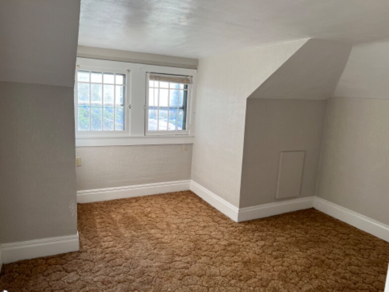 Building Photo - 208 E Front St