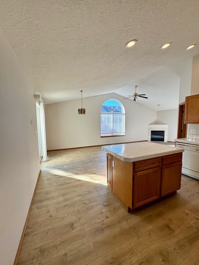 Building Photo - 4 Bedroom, 2 Bath House on Quiet Cul-de-sac