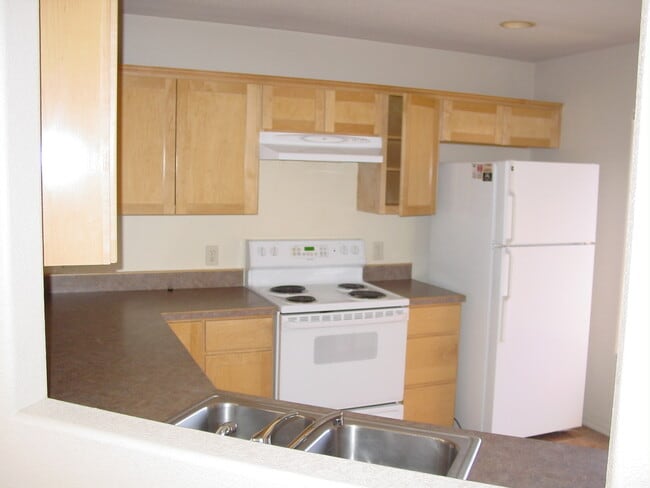 Building Photo - 2BR/1BA/2GA, 1039 sq.ft. rental in Sierra ...