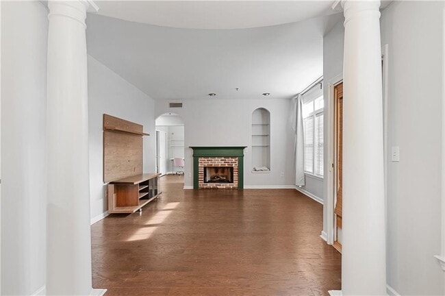 Building Photo - 220 Renaissance Pkwy NE