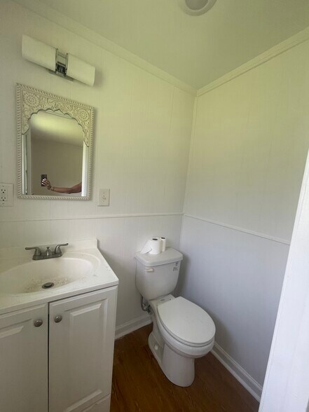 Half Bath - 1001 Moreland Dr