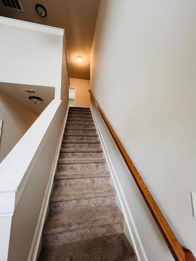 Building Photo - WOW!!  5-bedroom 3 bath