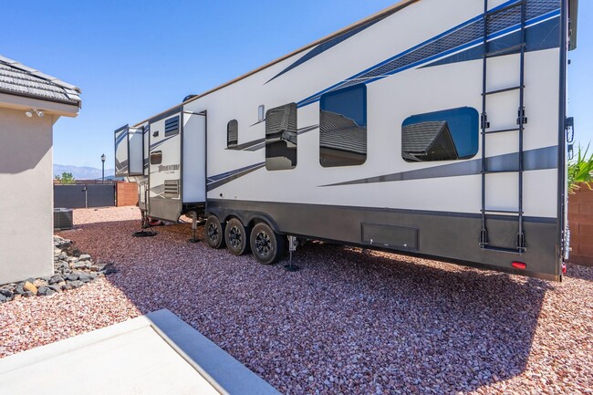 Building Photo - Stunning 5 Bed, 3 Bath Home with a 3 Car Garage