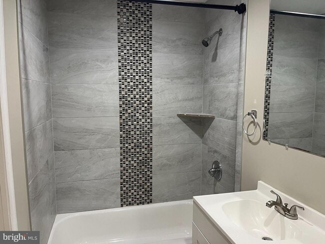 Building Photo - 14684 Cloverdale Rd