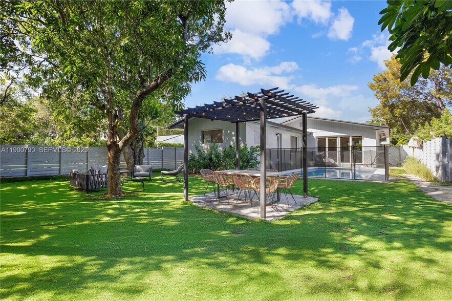 Building Photo - 270 NW 50th St