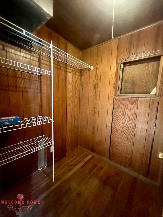 Building Photo - Unique opportunity - Bring your horses!