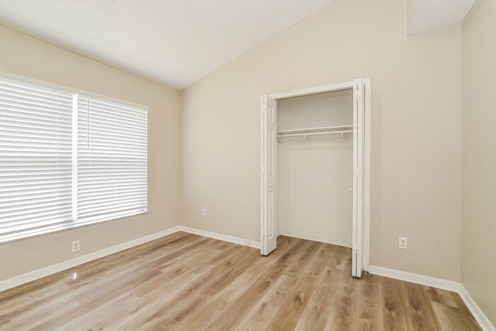 Building Photo - 578 Lancer Oak Dr