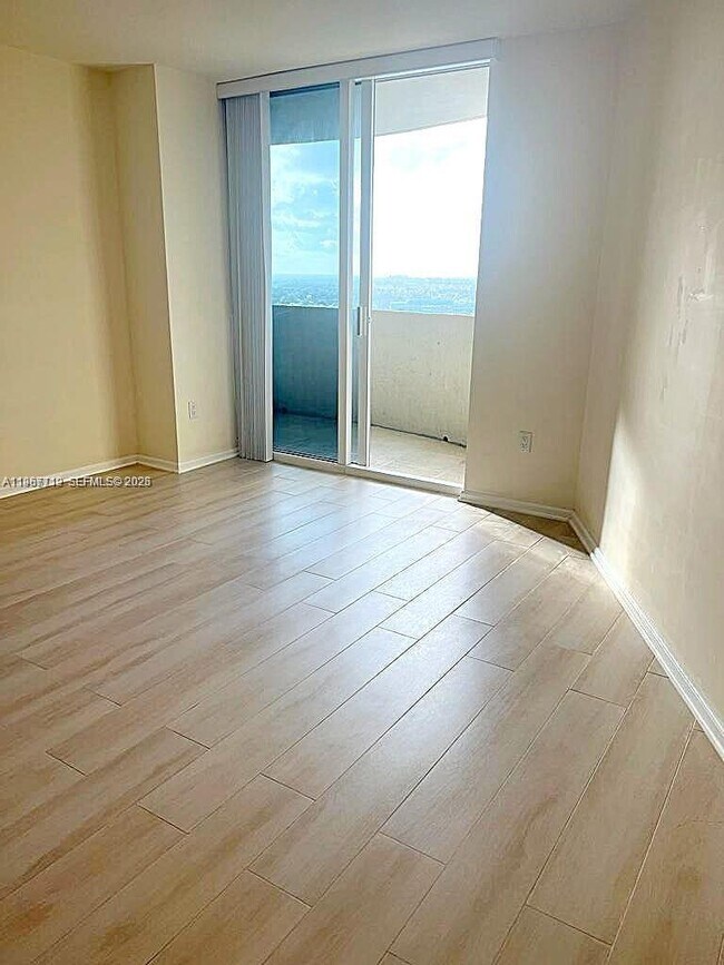 Building Photo - 19501 W Country Club Dr