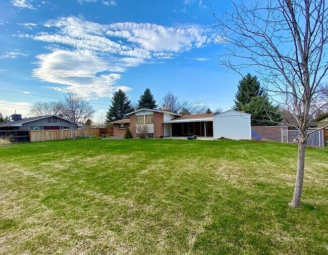 Building Photo - 5290 W Plymouth Dr