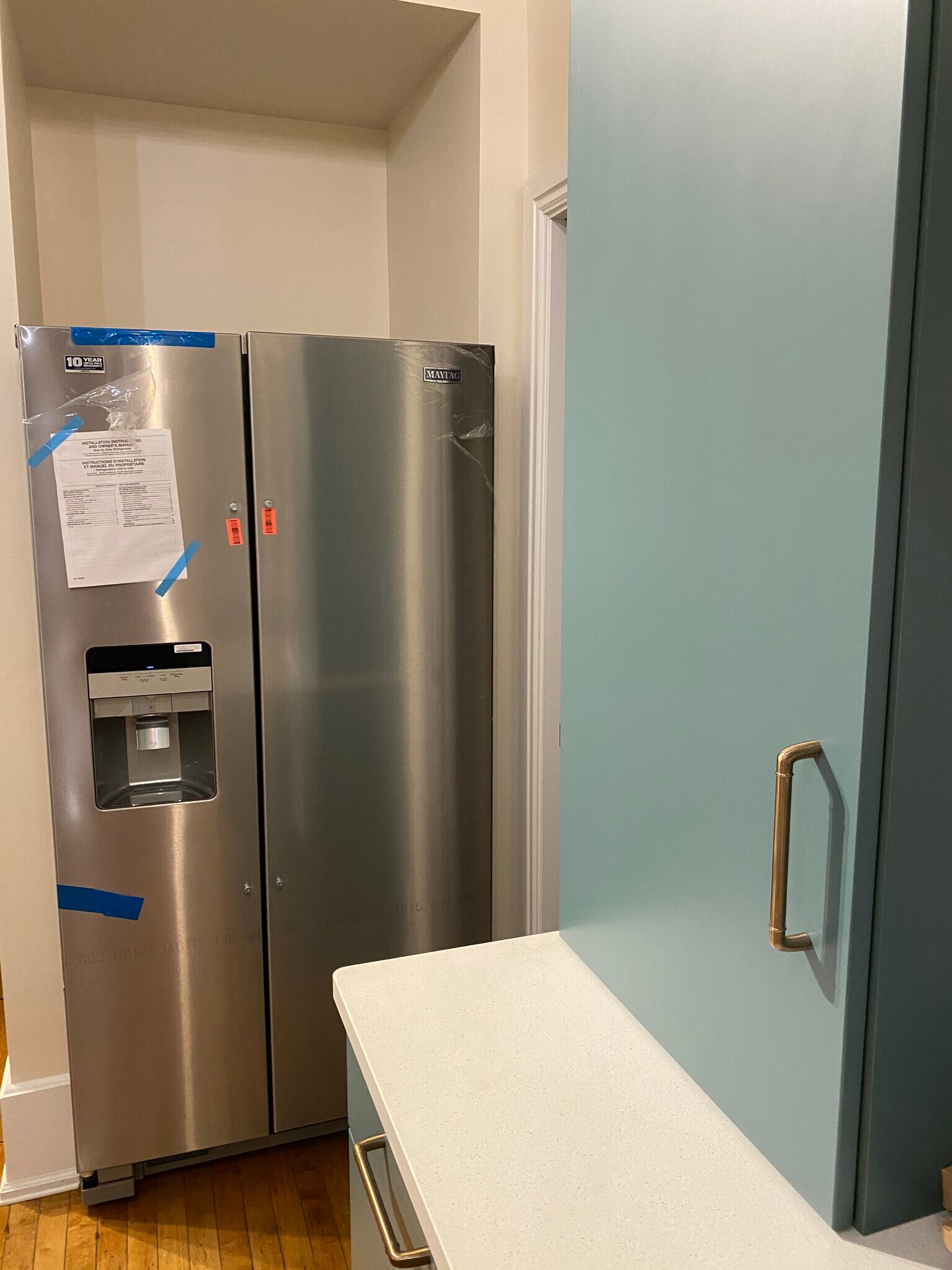 Refrigerator w ice maker - 1728 N Franklin Pl