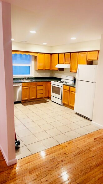 Building Photo - 71 Hartford St