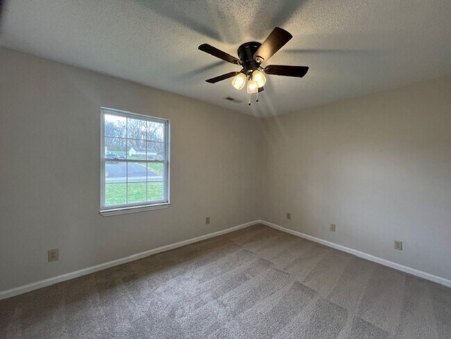 Building Photo - Move In Ready!!