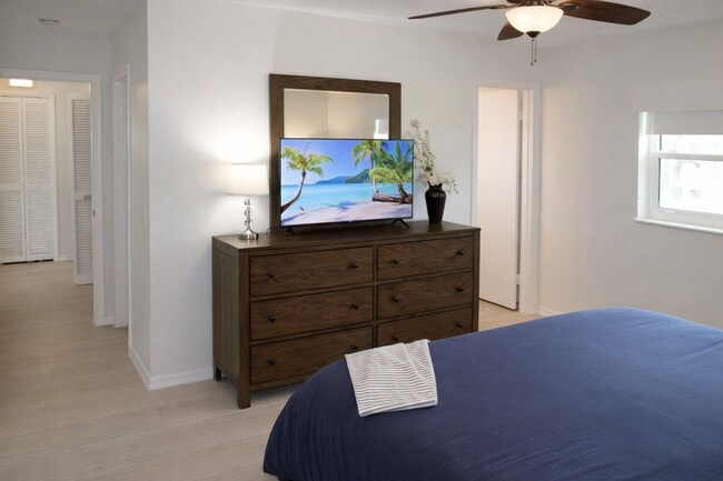 Building Photo - 2066 5th Ct SE