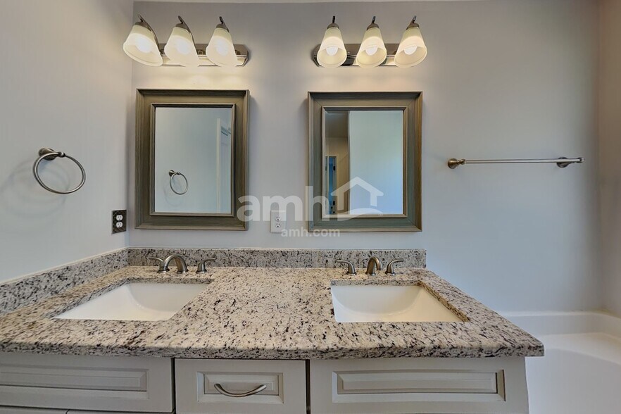 Building Photo - 5075 Roxton Ln