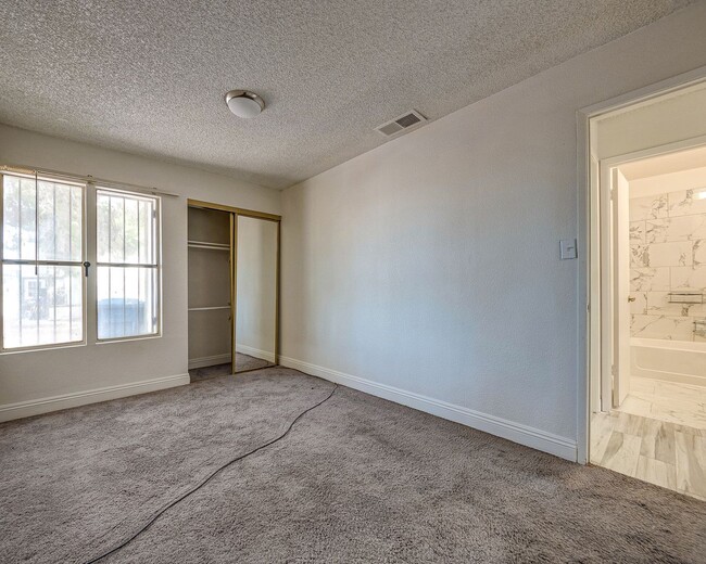 Building Photo - Charming Single-Level Townhome with Modern Flooring & Update Bathroom & Kitchen