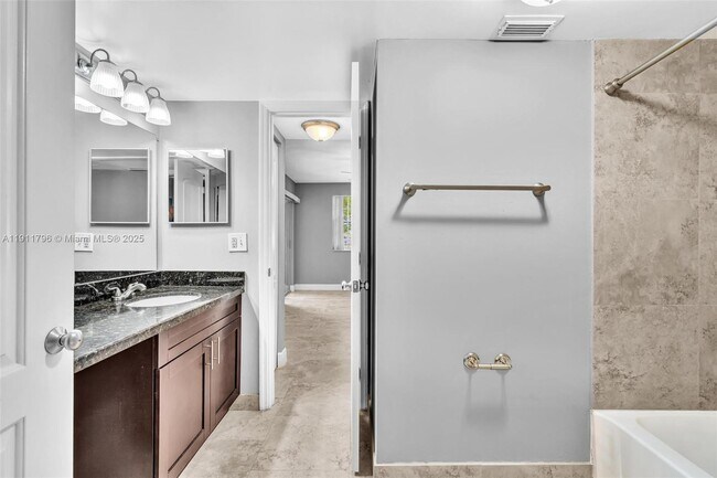 Building Photo - 2820 N Oakland Forest Dr