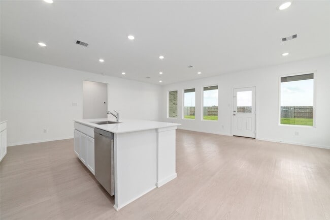 Building Photo - 830 Heaven Dr