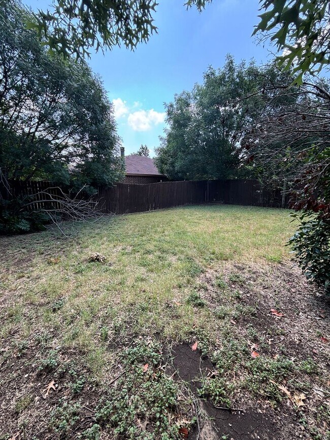 Building Photo - 7601-7603 Silveridge Dr