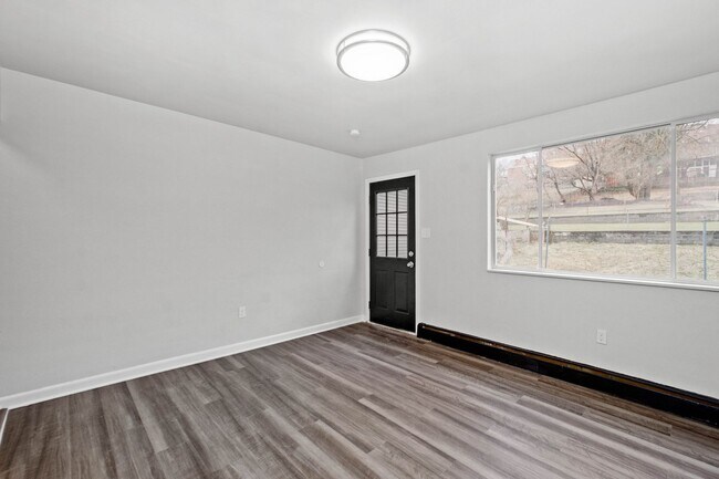 Building Photo - SCORE 50% OFF 1ST MONTH'S RENT IF SIGNED BY DEC 12! Newly renovated 2 bedroom home in Carrick ava...