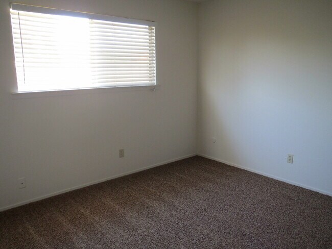 Building Photo - Clovis location, near schools, shopping & more!