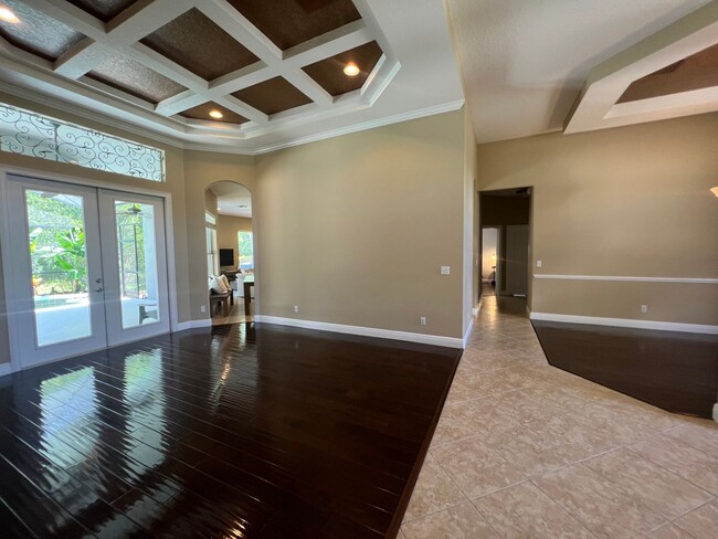 Building Photo - Beautiful 5 Bed 4 Bath Pool Home in the gu...