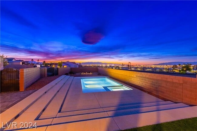 Building Photo - Elevated Desert Living with Strip & Mountain Views – Fully Furnished 6-Bedroom Retreat!