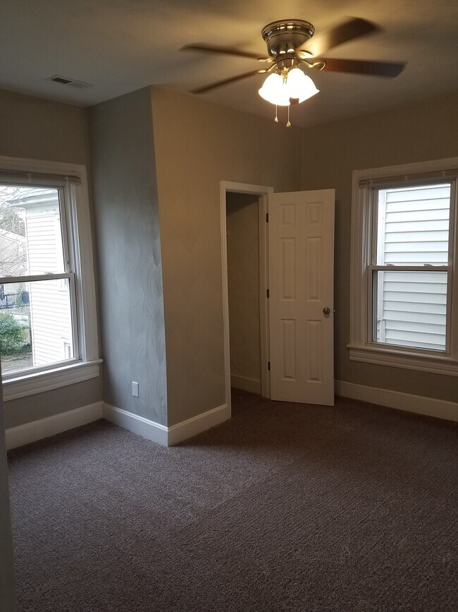 Building Photo - Spacious 4 bedroom 2 bath renovated single...
