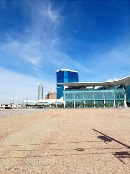 Building Photo - 350 E Desert Inn Rd