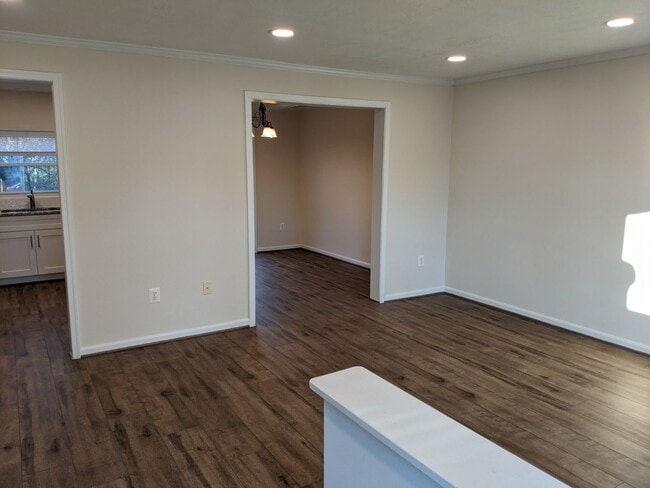 Building Photo - Renovated townhouse in established Frederick neighborhood ready now!