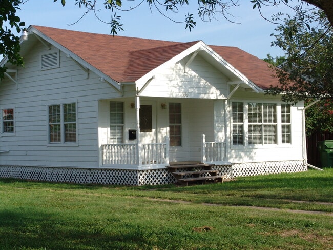 Front Porch - 559 S Fannin St