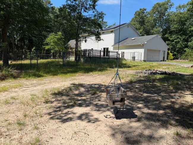 Building Photo - 4BR Colonial with Garage and Large Lot
