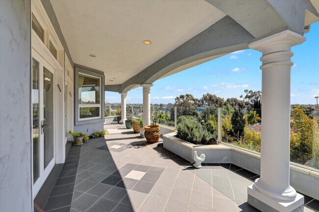 Building Photo - Luxurious home available immediately.