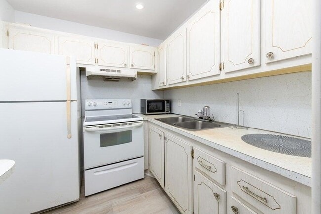 Building Photo - 99 Sussex E