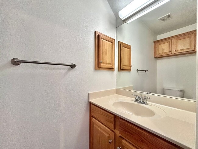 Building Photo - Charming 2-bedroom, 2.5-bathroom home at The Arbors at Riverside