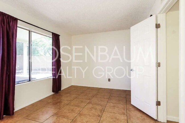 Building Photo - Gorgeous 3-beds, 3-baths home in the Suncr...
