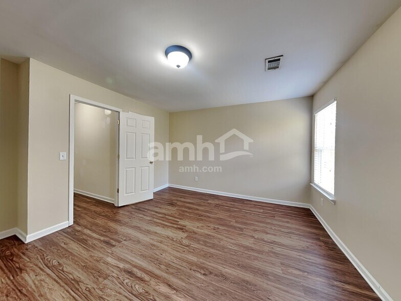 Building Photo - 302 Forest Bend Dr